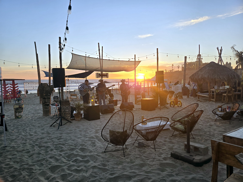 Listen to music with your feet in the sand at Playa Los Cerritos restaurant 'Barracuda' Listen to music with your feet in the sand at Playa Los Cerritos restaurant 'Barracuda'