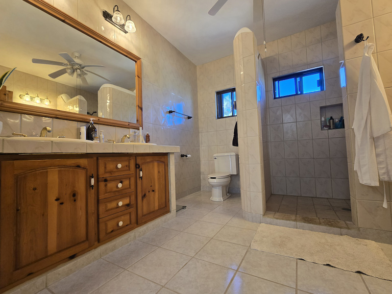 Casa j9 large upstairs bathroom